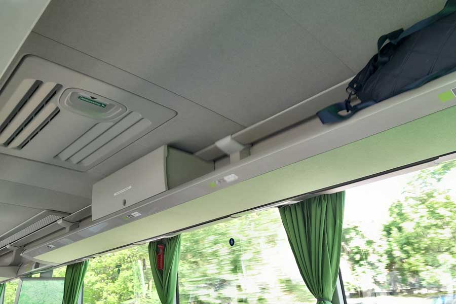 車内にも手荷物を置く荷棚が設置されている（画像：橋爪智之）