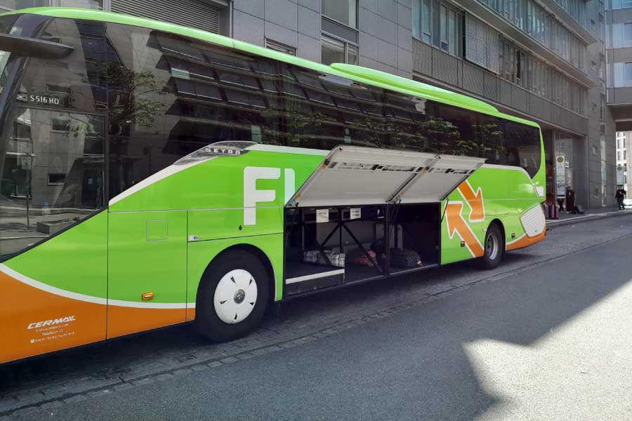 バスの床下にはスーツケースなどの大きな荷物を載せることができる（画像：橋爪智之）