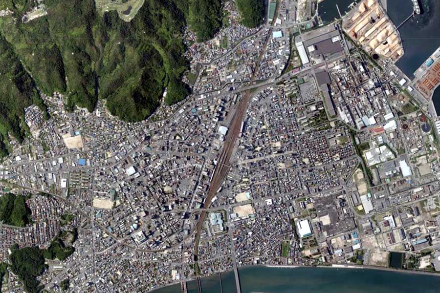 現在の岩国駅周辺の航空写真（画像：国土地理院）