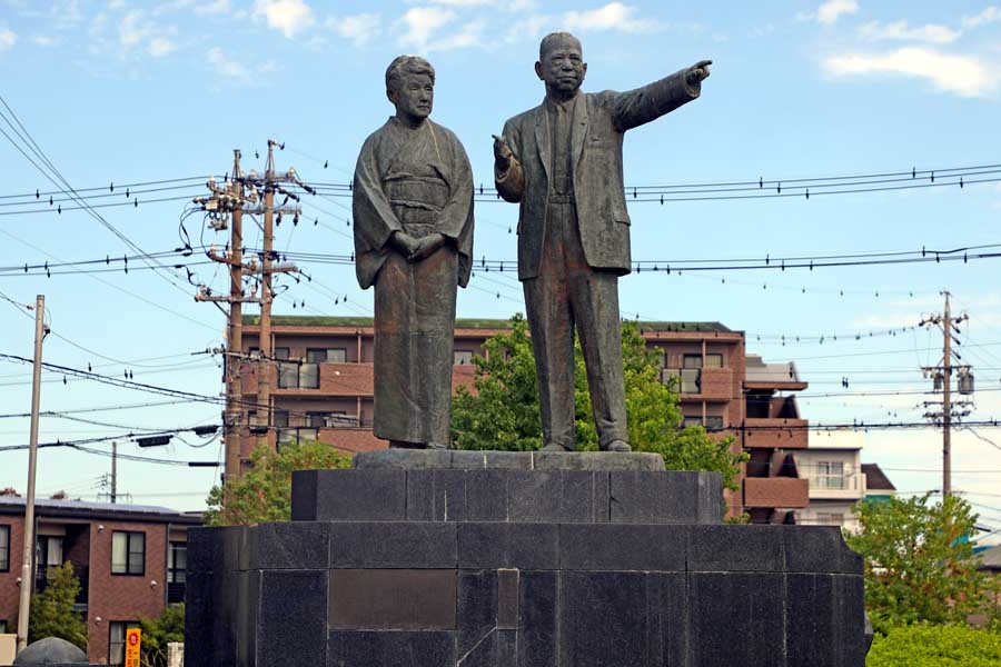 岐阜羽島駅近くに立つ大野伴睦夫妻の像（画像：写真AC）