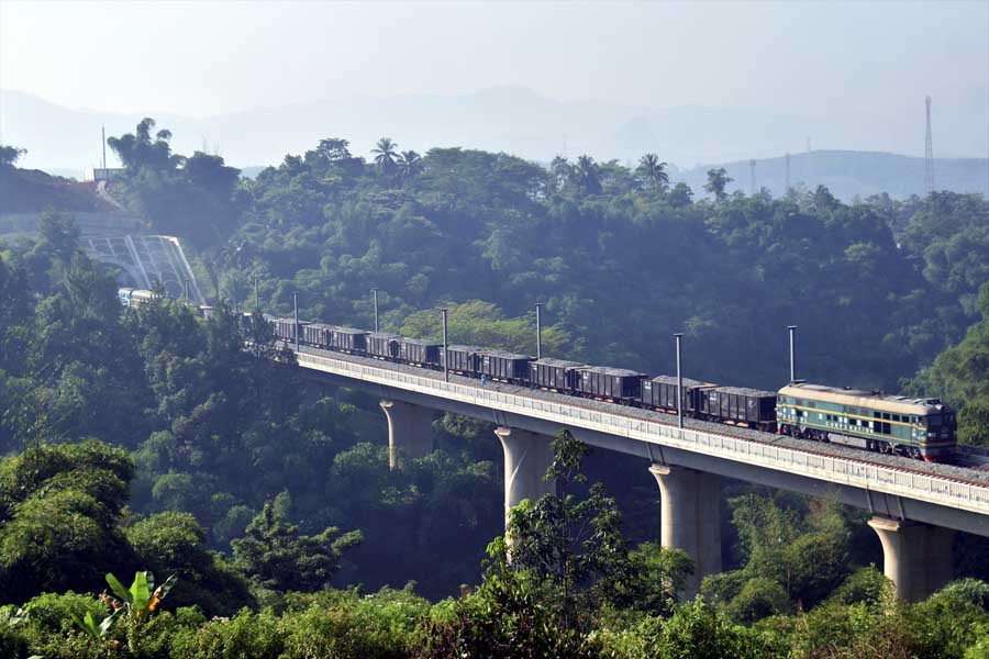 バラスト散布用に導入された中国国鉄の中古車両（DF4B型機関車）とホッパ車（画像：高木聡）