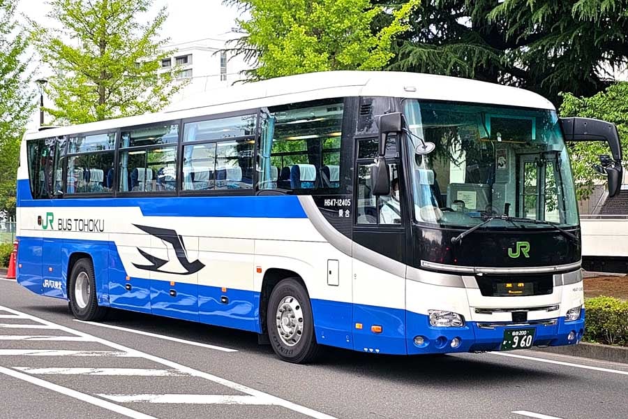 「つばめ」マークを車体に掲示したJRバス東北の車両（画像：大塚良治）