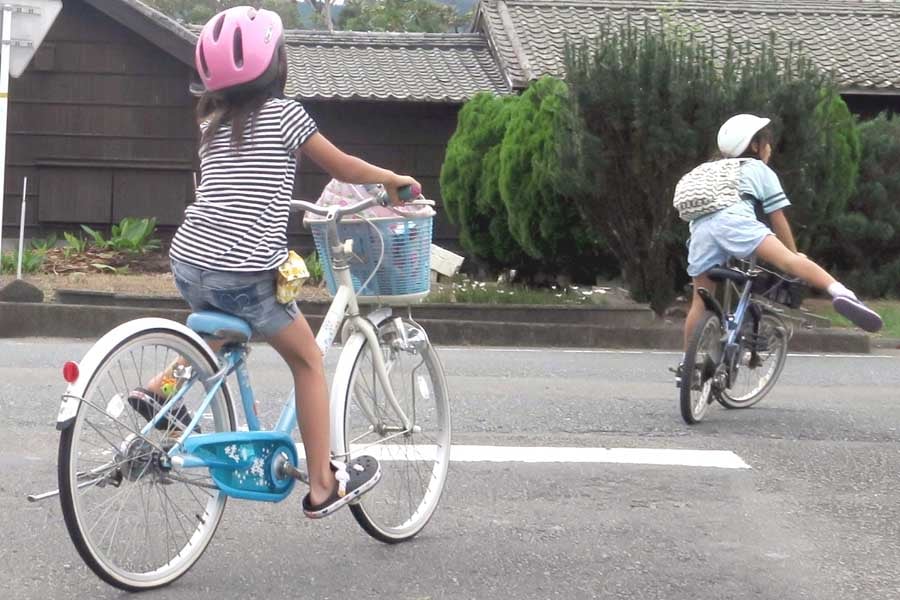 自転車に乗る子どもたち（画像：写真AC）