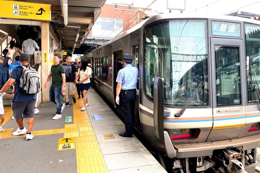 外国人観光客が一斉に下車した嵯峨嵐山駅のホーム（画像：高田泰）