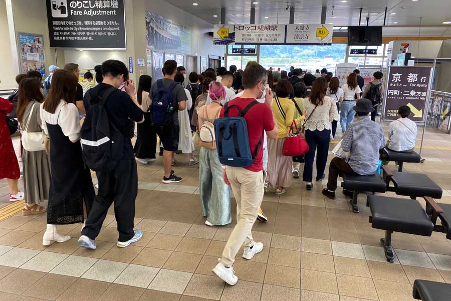 嵯峨嵐山駅の改札口に殺到する外国人観光客ら（画像：高田泰）