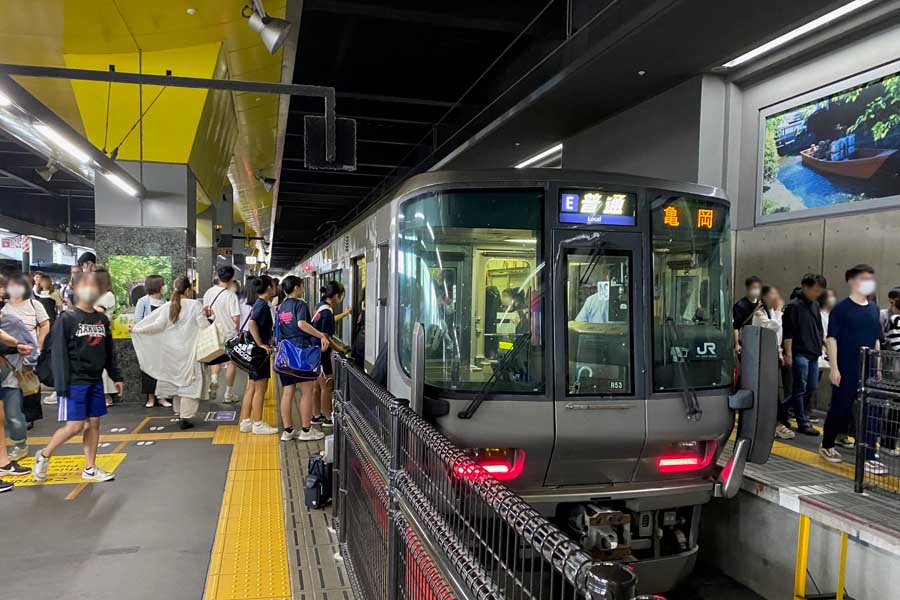 出発時刻前から大混雑している京都駅の嵯峨野線ホーム（画像：高田泰）