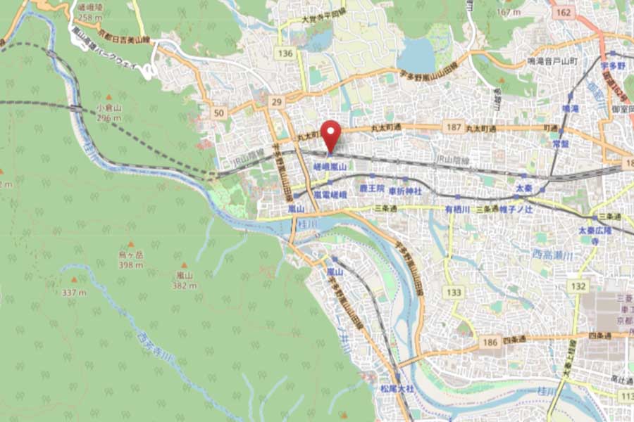 嵯峨嵐山駅の位置（画像：OpenStreetMap）