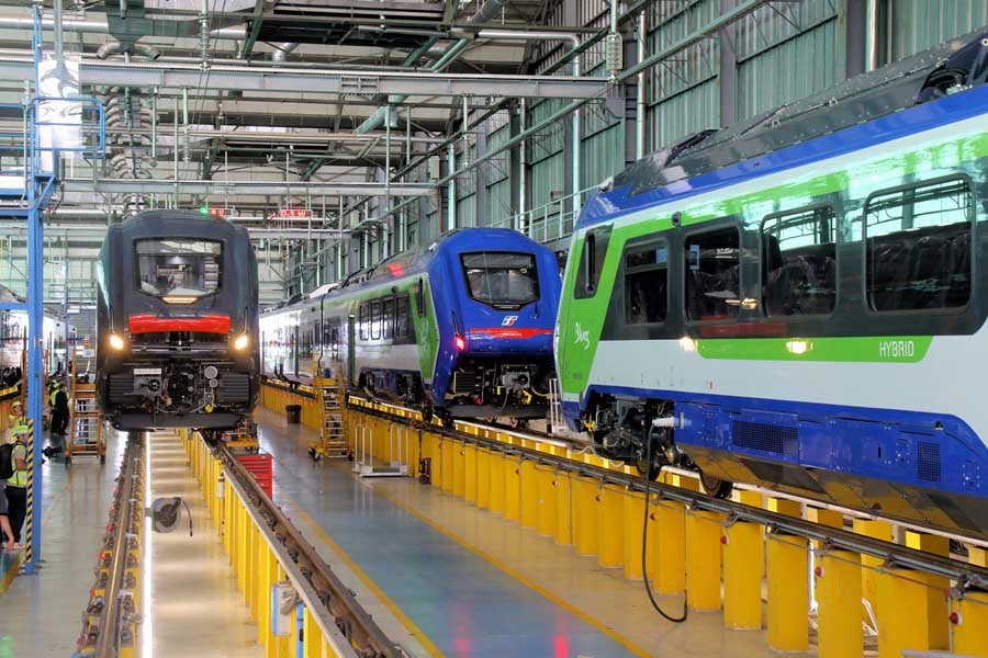 出荷前最終検査を行うマサッチョ（中／右）。左は2階建て近郊型電車カラバッジョ（画像：橋爪智之）