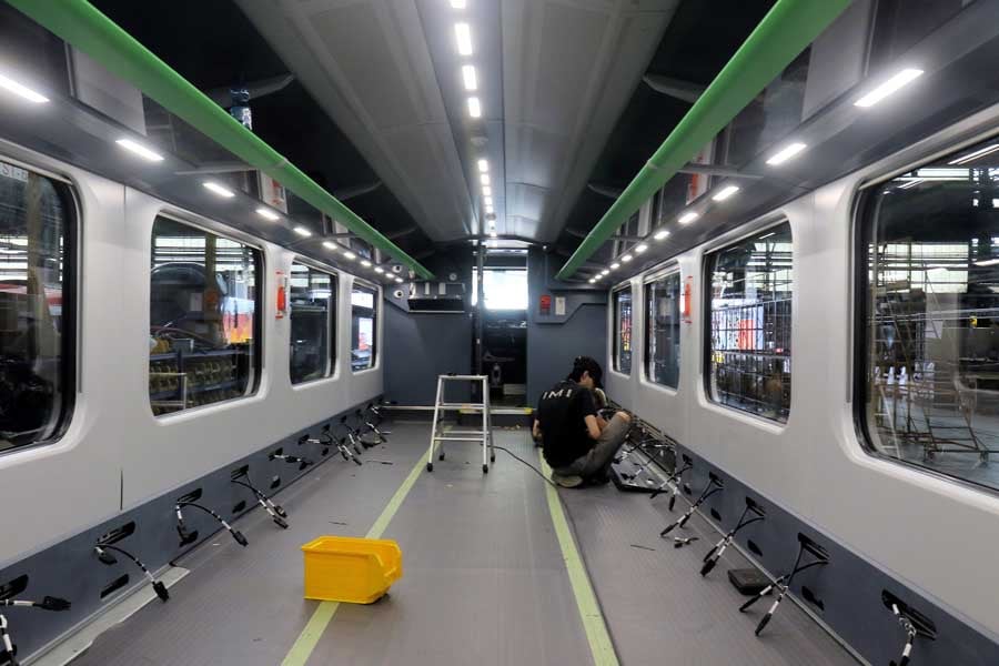 内装の仕上げを行うマサッチョ。職人が手作業で丁寧に組み立てていく（画像：橋爪智之）