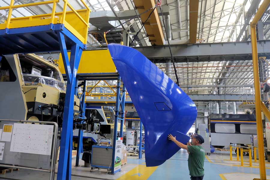 マサッチョの前面パーツ。先頭部分に取り付けるためクレーンで吊り上げている（画像：橋爪智之）