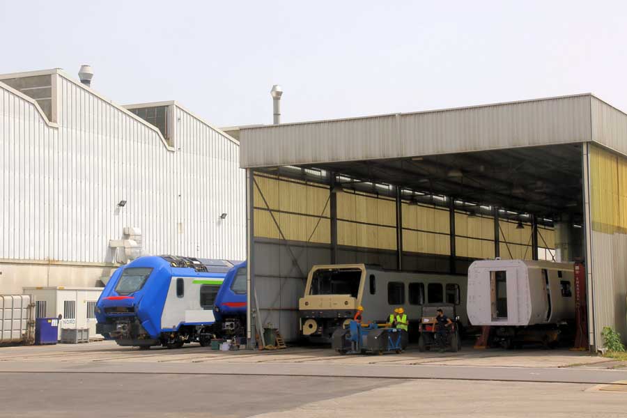 日立工場内に並ぶ製造中の車両たち。マサッチョに混ざって英国の800系（Class800）の姿も見える（画像：橋爪智之）