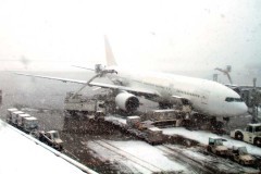 オスロ空港を守る守護神「巨大除雪車」 なぜ日本でも使われないのか？