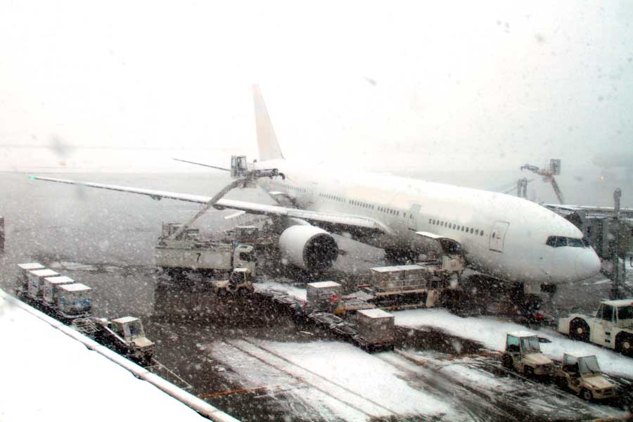 雪まみれの飛行機の画像（画像：写真AC）