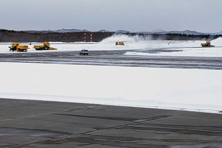 除雪車が空港内を走る様子（画像：写真AC）