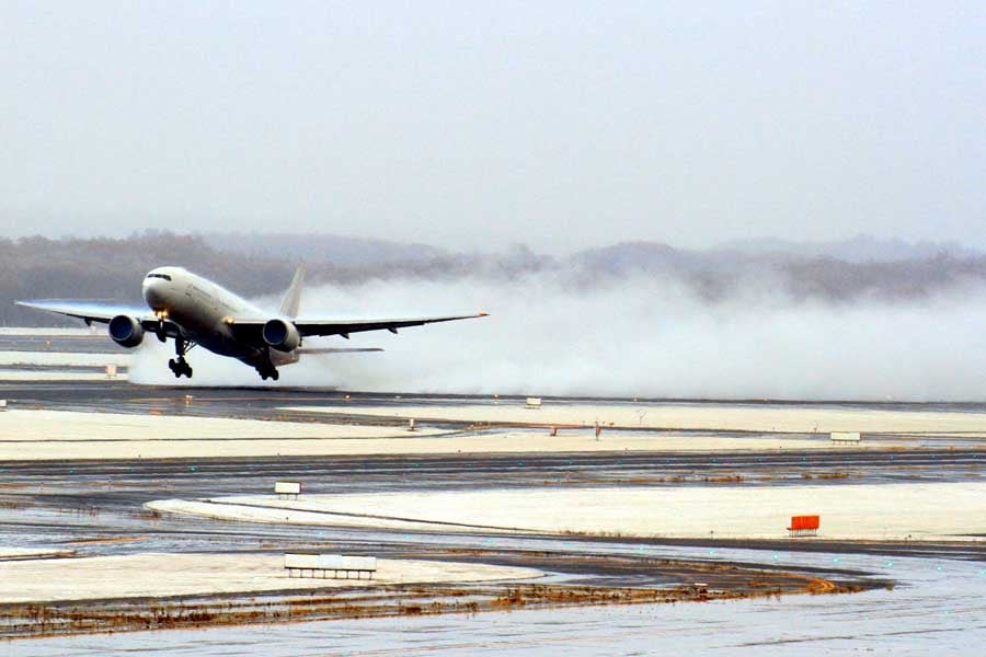 雪煙を起こす飛行機の画像（画像：写真AC）