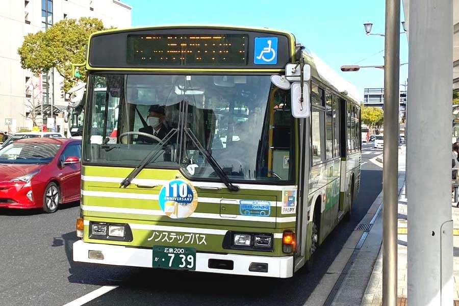 広島市の紙屋町バス停留所。広島市内は4月から路線バスの減便が続く（画像：高田泰）