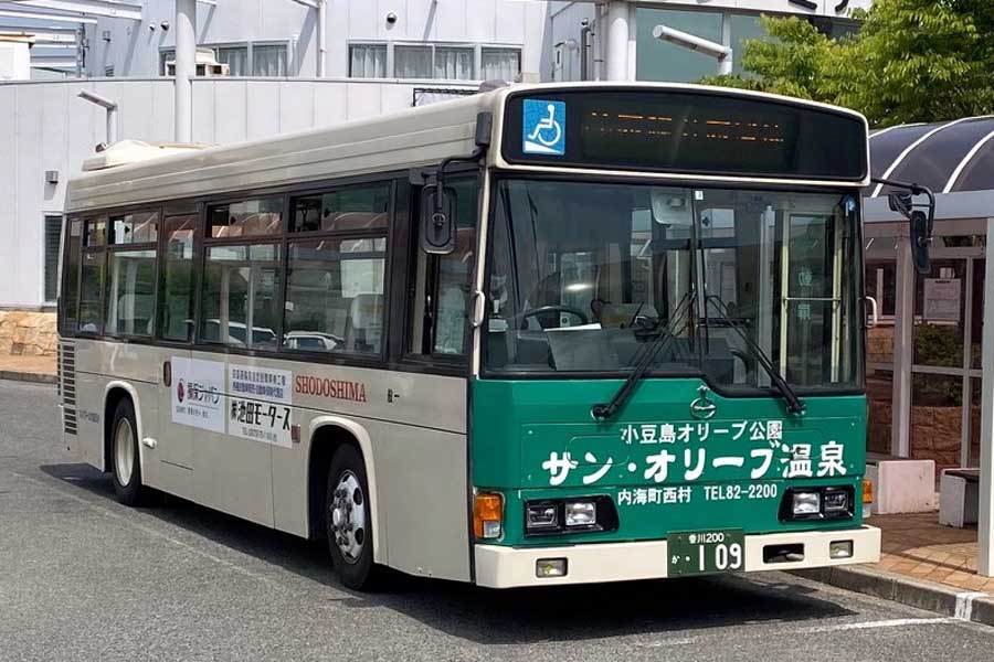 大型二種免許取得支援制度を設けた香川県の小豆島オリーブバス（画像：高田泰）
