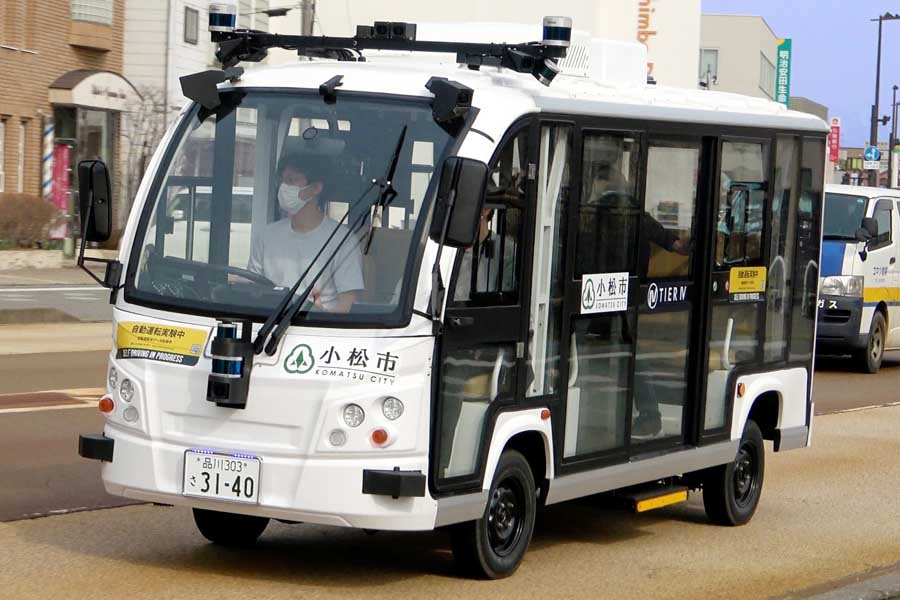 石川県小松市内で実証実験をする自動運転バス（画像：損害保険ジャパン）
