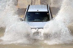 車が浸水したらどうする？ 「豪雨災害」増加の今、学ぶべき対処法とは