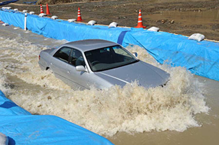 冠水路テスト走行中の車（画像：JAF）