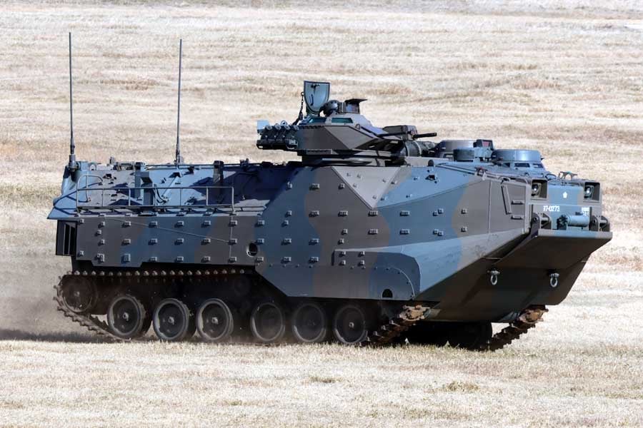 キャタピラが採用されている水陸両用車「AAV7」（画像：写真AC）