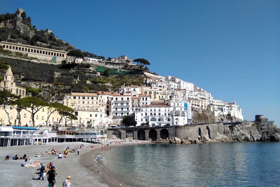 海外旅行のイメージ（画像：写真AC）