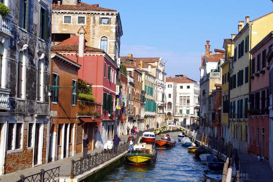 海外旅行のイメージ（画像：写真AC）