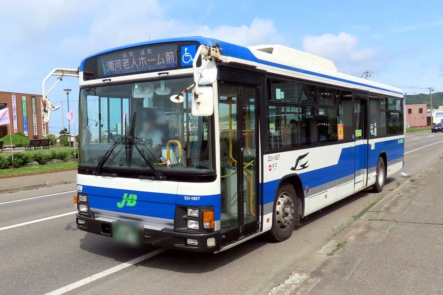 浦河町役場を出発する日高地域広域公共バス(JRバス)(画像:大塚良治)