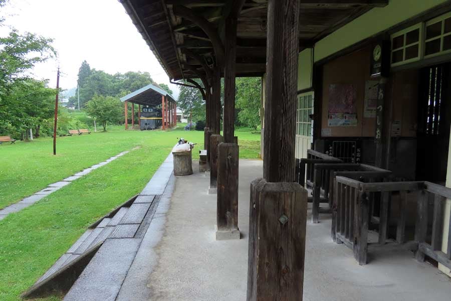 旧熱塩駅を活用した日中線記念館。土曜休日はタクシー以外の公共交通機関でアクセスできないことが課題(画像:大塚良治)