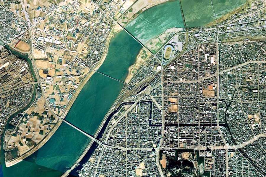 1975年頃の和歌山市駅周辺の航空写真（画像：国土地理院）