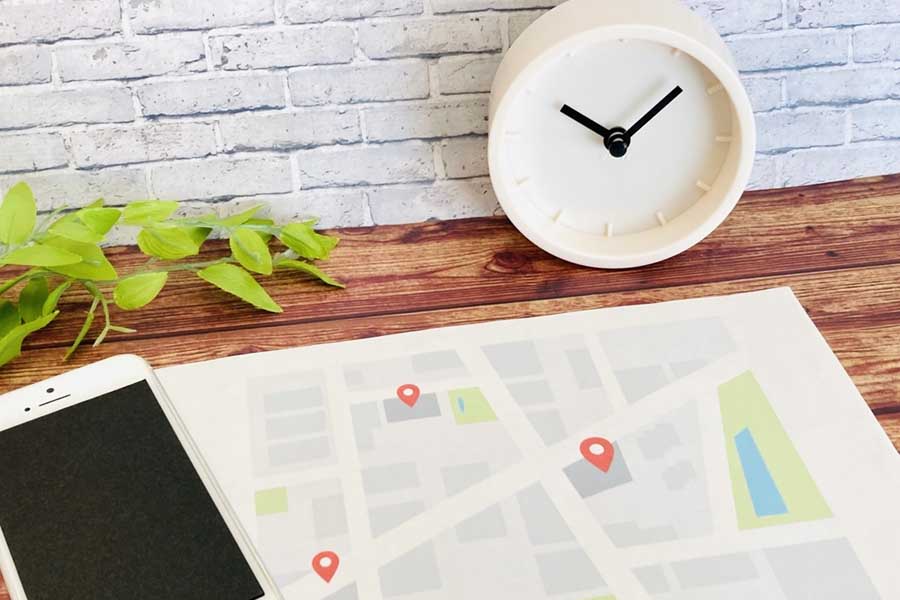 スマートフォンや地図を使って事前にルート確認を（画像：写真AC）