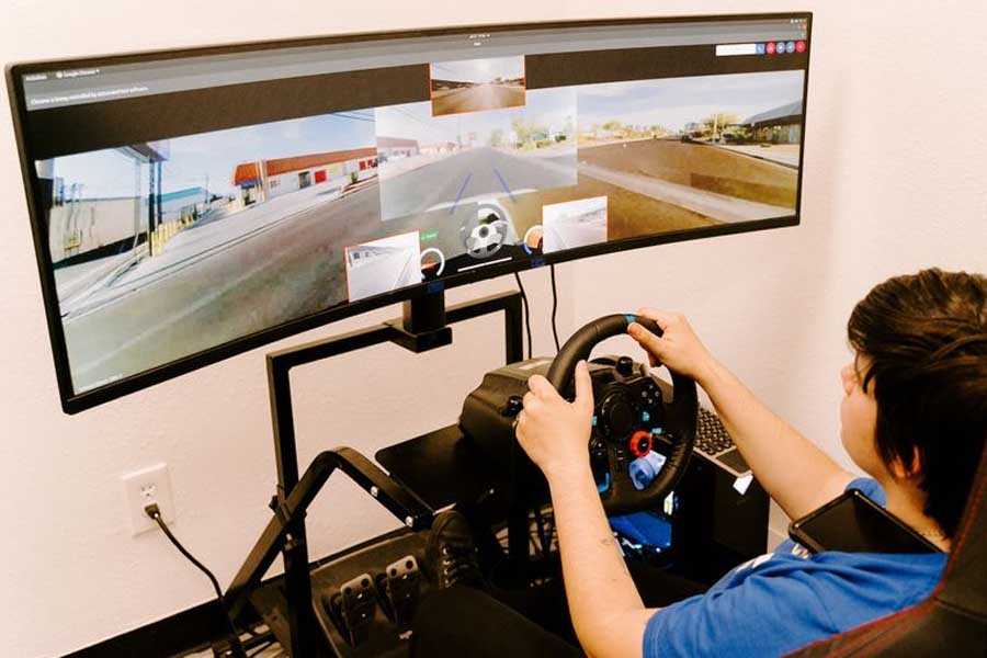 Halo.Carのリモートパイロットは、現地で5年以上の運転経験を持つプロのドライバー。3か月のトレーニングと認定プログラムを修了し、実際のコンディションと実際の道路での40時間のリモートドライビングを含む、リモートパイロットの安全な操縦方法を学ぶ(画像:Halo.Car)