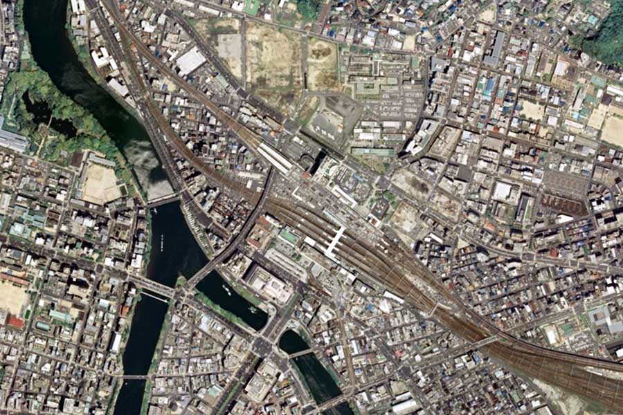 現在の広島駅周辺の航空写真（画像：国土地理院）