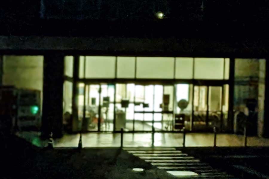 深夜まで明かりの付く店舗のイメージ（画像：写真AC）