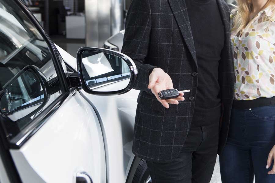 自動車ディーラーの顧客イメージ（画像：写真AC）