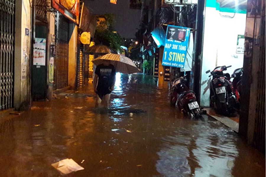 大雨のたびに低地や排水機能が弱い地域はすぐに冠水してしまう（画像：Trang Thu Do Hanoi）