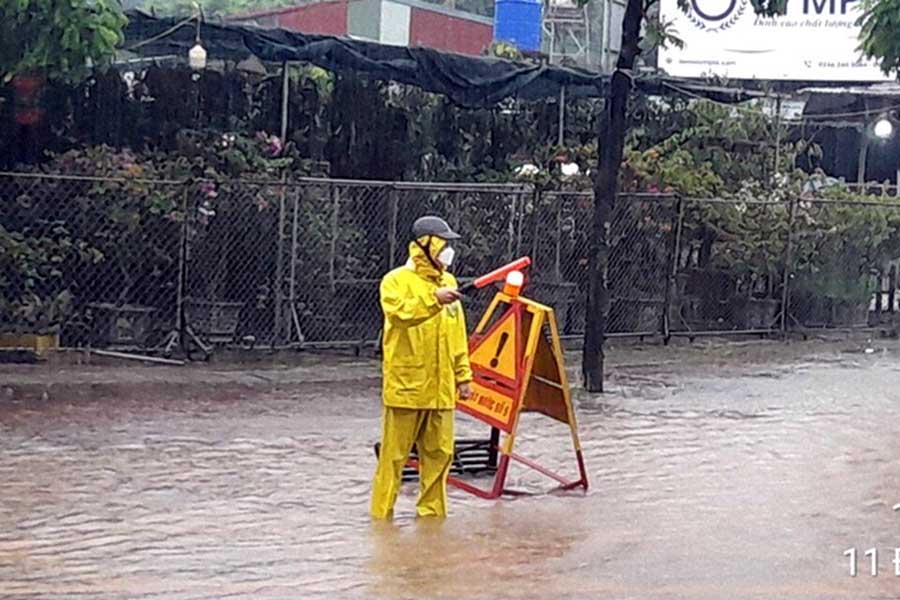 道路冠水のたびに職員がマンホールのふたを開けて排水作業を行うが、人手も時間もかかる（画像：Trang Thu Do Hanoi）