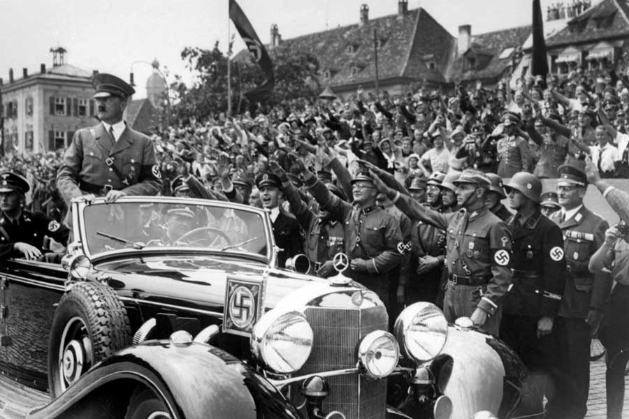 愛車でパレードするヒトラー。1937年撮影（画像：AFP＝時事）