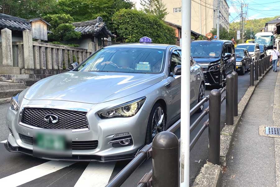 京都市の五条坂で渋滞に巻き込まれたタクシー（画像：高田泰）