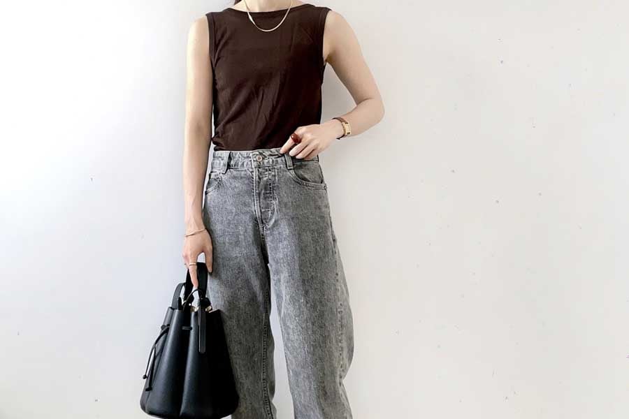 女性のファッション（画像：写真AC）