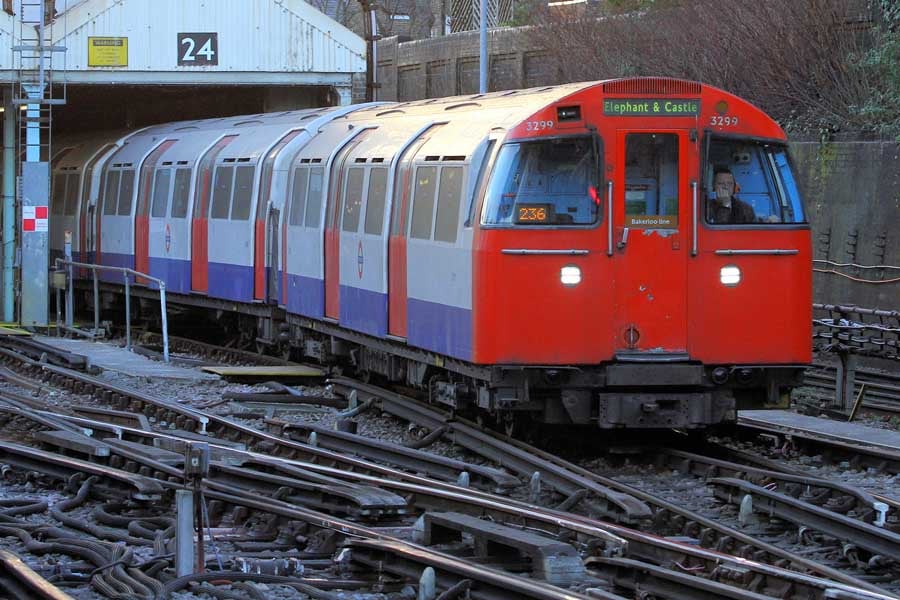 ロンドン地下鉄最古参の1972型Mk2。吊り掛け駆動独特の音をトンネル内に響かせて運行中（画像：橋爪智之）