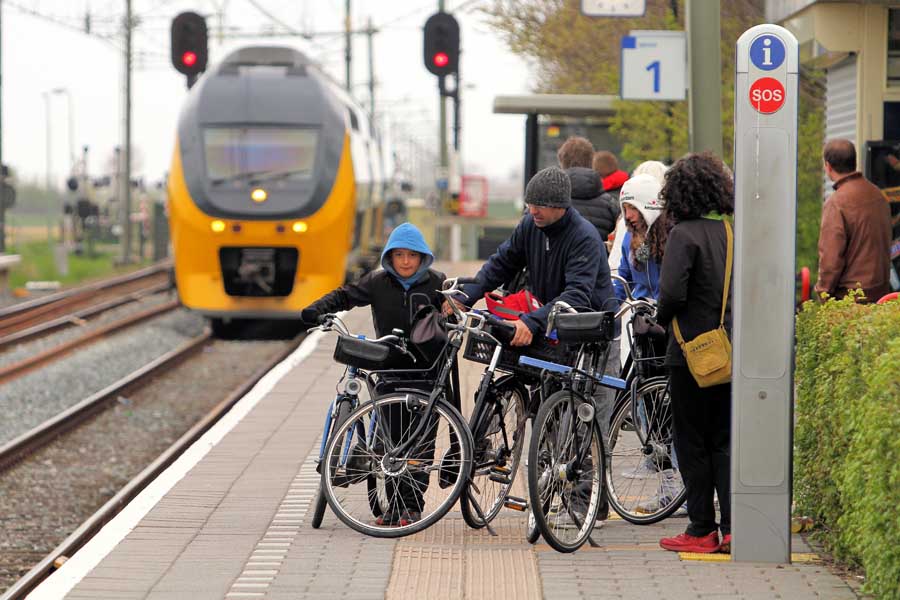 自転車で旅をする親子。目的地周辺まで列車で移動し、そこでサイクリングを楽しむ人も多い（画像：橋爪智之）