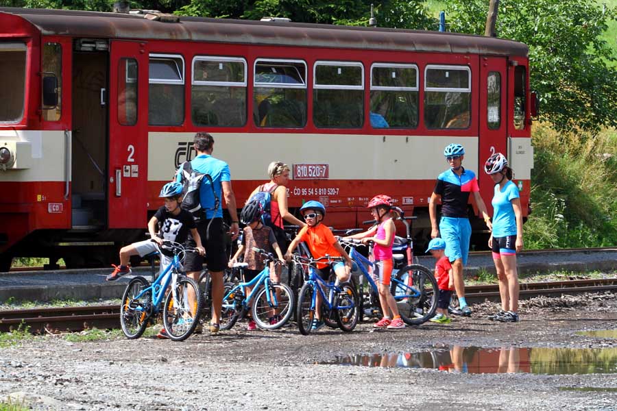 列車で到着したサイクリングのグループ。自転車を積載するための専用車を用意している国もある（画像：警察庁）