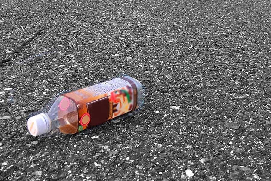道路に捨てられたペットボトルのイメージ（画像：写真AC）