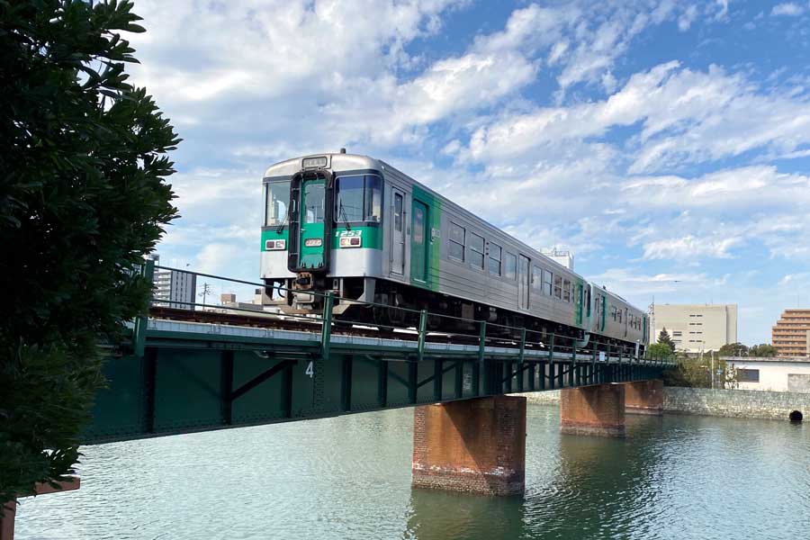 メンテナンスを繰り返して維持している徳島市のJR四国富田川橋梁（画像：高田泰）