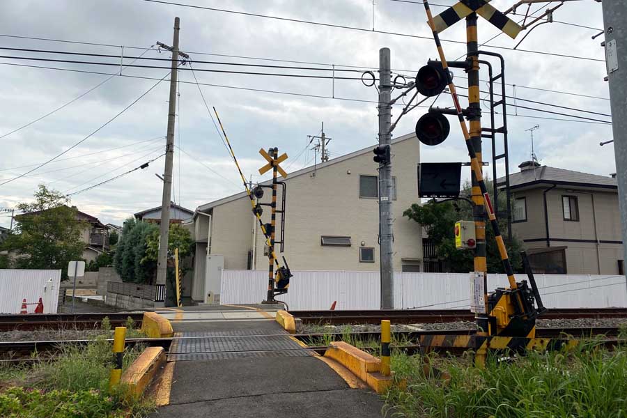 7月に遮断機が下りないまま列車が通った高松市のことでん下所川第一踏切（画像：高田泰）