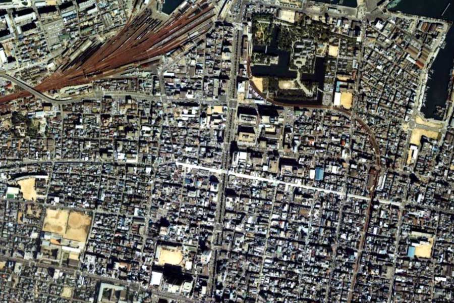 1980年頃の「高松駅」周辺の航空写真（画像：国土地理院）