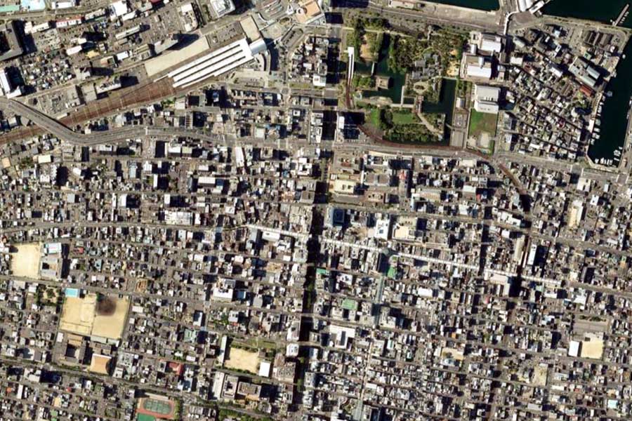 現在の「高松駅」周辺の航空写真（画像：国土地理院）