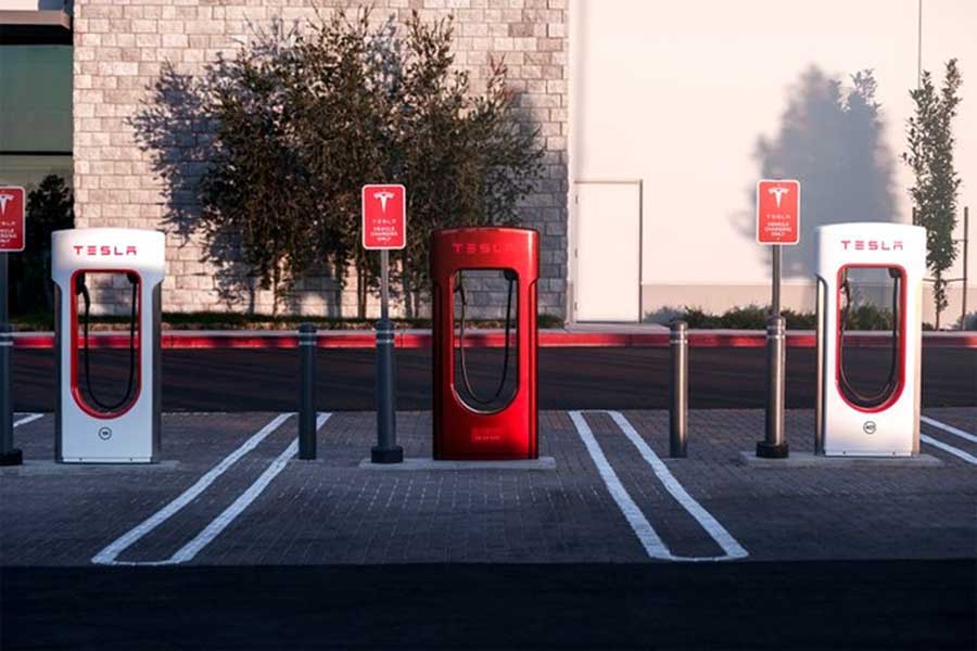 累計5万台の設置を記念したスーパーチャージャー。写真中央（画像：テスラ）