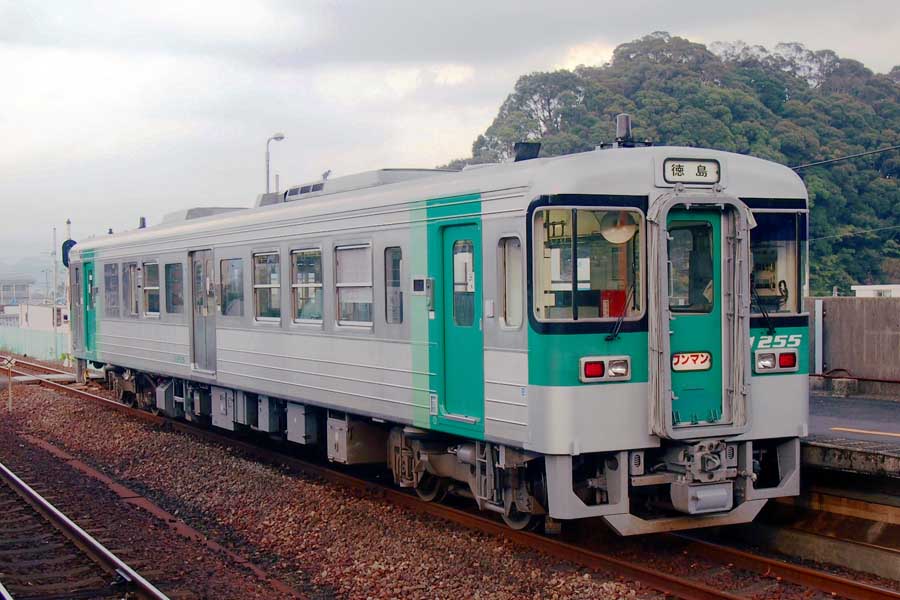 JR牟岐線（画像：写真AC）